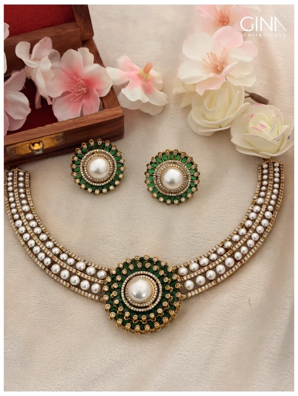 Emerald and Pearl Round Pendant Hasli