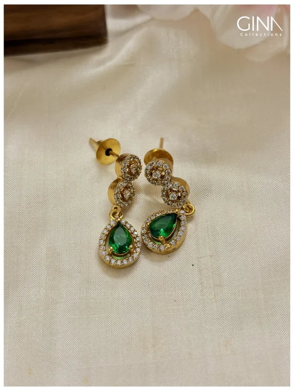 Hanging Emerald Stones Necklace Alternative View