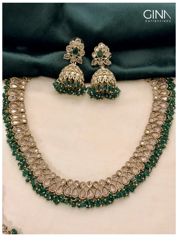 Kundan Stones Emerald Necklace with Maang Tikka Alternative View
