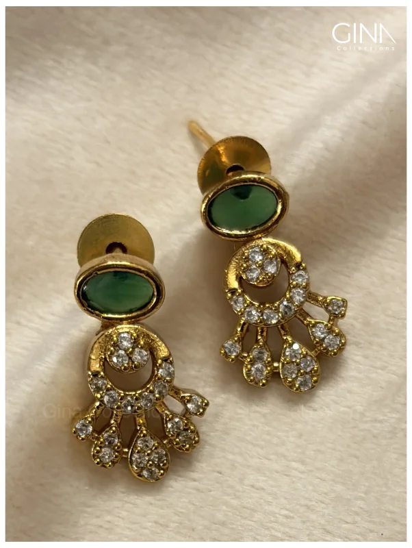 Oval Emerald Sparle Necklace Alternative View