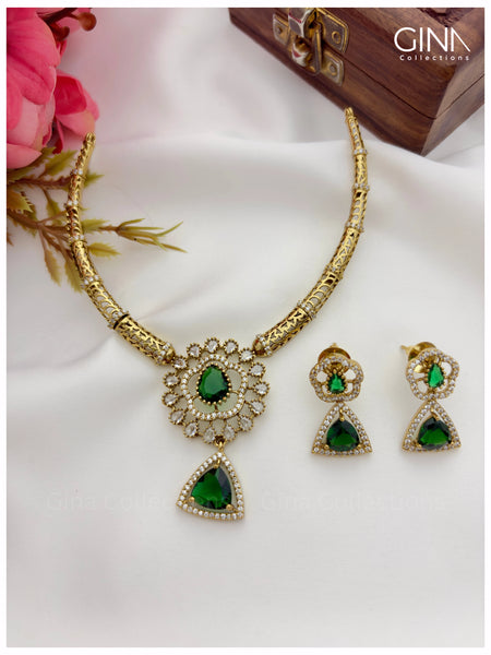Enticing Emerald Hasli Necklace with Earrings