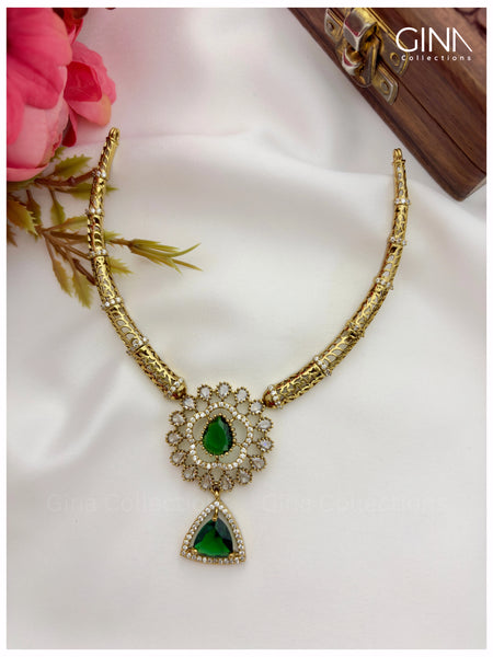 Enticing Emerald Hasli Necklace with Earrings Alternative View