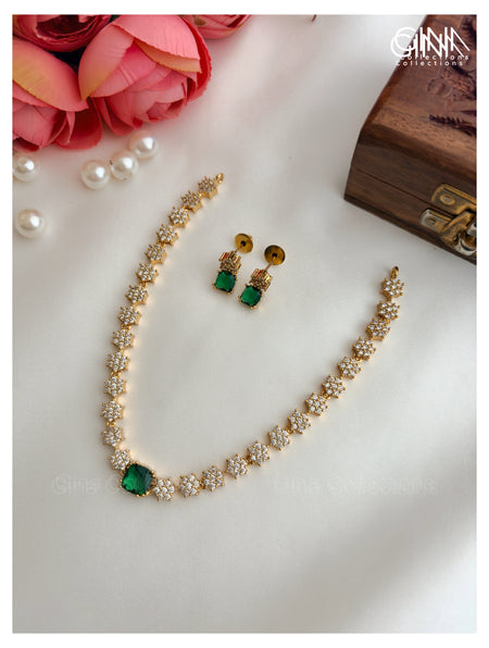 Mini and Pretty Garland Necklace with Emerald Pendant