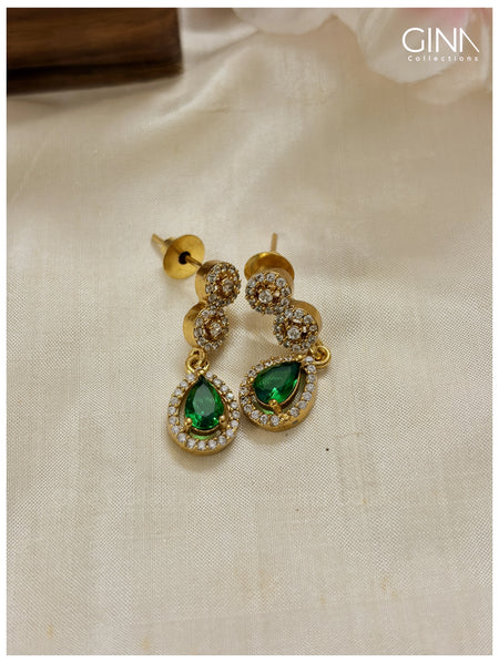 Hanging Emerald Stones Necklace Alternative View